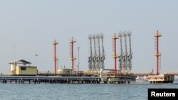 Un complejo de tuberías utilizadas para la exportación de petróleo crudo en un muelle que forma parte de la refinería de Ecopetrol, se ve en Cartagena, Colombia, el 12 de abril de 2024.