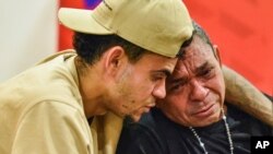 Esta foto difundida por la Federación Colombiana de Fútbol muestra al jugador Luis Díaz, a la izquierda, reunido con su padre Luis Manuel Díaz, días después de que su padre fuera liberado por sus secuestradores, en Barranquilla, Colombia, el 14 de noviembre de 2023. 