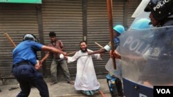 Polisi Bangladesh memukuli seorang aktivis partai Islam di Kachpur, pinggiran ibukota Dhaka, yang memprotes amandemen konstitusi (10/7).