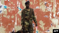 Soldado guineense estacionado numa rua de Bissau