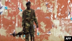 Soldado guineense estacionado numa rua de Bissau