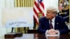 Arhiva - Predsednik SAD sedi pored mape na kojoj je natpis Američki zaliv, u Ovalnoj kancelariji, u Beloj kući u Vašingtonu, 13. februara 2025.