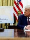Presiden AS Donald Trump duduk di samping peta yang menampilkan wilayah Teluk Meksiko, yang kini ia sebut sebagai Teluk Amerika di Ruang Oval di Gedung Putih, Washington, pada 13 Februari 2025. (Foto: Reuters/Kevin Lamarque)