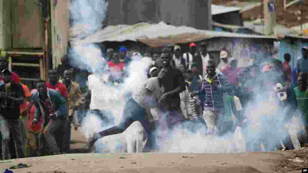 Les partisans du leader de l'opposition Raila Odinga relancent les grenades lacrymogènes aux forces de l'ordre dans le bidonville de Mathare, à Nairobi, le 9 août 2017.