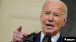 Američki predsjednik Džo Bajden pošto je potpisao zakonski prijedlog o pomoći Ukrajini i Izraelu (Foto: Reuters/Elizabeth Frantz)