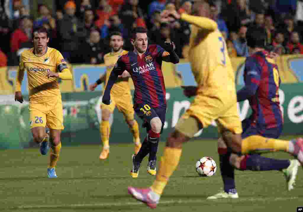 Lionel Messi de Barcelone tente de récupérer le ballon lors d'un match de football de la Ligue des Champions, Groupe F, entre l'APOEL et le FC Barcelone au stade GSP, à Nicosie, Chypre, le mardi 25 novembre 2014.