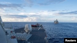 美国海军伯克级导弹驱逐舰“杜威”号在南中国海准备海上补给。（2017年5月19日）