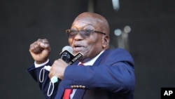 L'ancien président sud-africain Jacob Zuma s'adresse à des partisans devant la Haute Cour de Pietermaritzburg, en Afrique du Sud, le 26 mai 2021, où il fait face à des accusations de corruption.