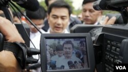 Perdana Menteri Thailand Abhisit Vejjajiva berbicara dengan pers ketika berkunjung ke daerah perbatasan dengan Kamboja (27/4).