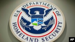 ARCHIVO - El logotipo del Departamento de Seguridad Nacional se ve durante una conferencia de prensa en Washington, el 25 de febrero de 2015.
