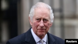 El rey Carlos de Inglaterra sale de una clínica de Londres después de recibir tratamiento para un agrandamiento de la próstata en Londres, el 29 de enero de 2024.