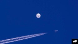 資料照片：位於南卡羅萊納州上空的中國氣球。(2023年2月4日)