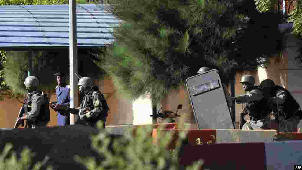 Des troupes maliennes prennent position près de l'hôtel Radisson, Bamako, 20 novembre 2015 