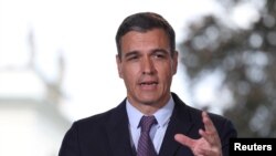 El primer ministro español, Pedro Sánchez, habla durante una conferencia de prensa conjunta con su homólogo polaco Mateusz Morawiecki (no en la foto) en Varsovia, Polonia, el 27 de julio de 2022.
