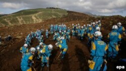 Des équipes de secours recherchent les personnes disparues dans un énorme glissement de terrain provoqué par un séisme de magnitude 7,3, à Minamiaso, dans la préfecture de Kumamoto, Japon, 17 avril 2016.