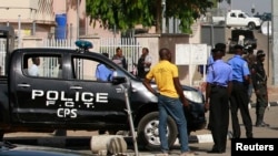 Des policiers se tiennent près d'un camion de police au Secrétariat fédéral à Abuja, au Nigeria, le 8 décembre 2015.