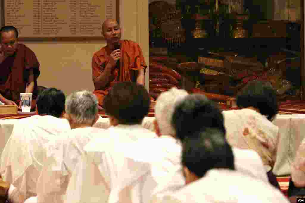 ព្រះ​សង្ឃ​មួយ​អង្គ​សម្តែង​ធម្មទេសនា​នៅ​​ក្នុង​អំឡុង​ពិធី​​​បុណ្យ​ទក្ខិណានុប្បទាន​​មួយ​​នៅ​វត្ត​ពុទ្ធិការាម​នៅ​ក្រុង Silver Spring រដ្ឋ​ Maryland កាល​ពី​ថ្ងៃ​សុក្រ​ទី​១៧ ខែ​មេសា ឆ្នាំ​២០១៥ ដើម្បី​ប្រារព្ធ​ខួប​ទី​៤០​នៃ​ការ​ឡើង​កាន់កាប់​អំណាច​របស់​ខ្មែរ​ក្រហម​និង​ឧទ្ទិស​កុសល​ដល់​ជន​រង​គ្រោះ​ទាំង​អស់។ (សឹង សុផាត/VOA)