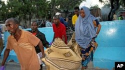 Warga Somalia membawa mayat korban yang terbunuh saat sebuah bom mobil meledak di Mogadishu, Somalia, 24 Mei 2017.