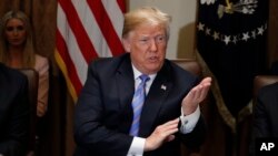 Presiden Amerika Serikat Donald Trump di Ruang kabinet, Gedung Putih, Washington D.C., 18 Juli 2018. 