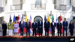 Jefes de Estado y cancilleres de México, Barbados, Perú, Costa Rica, Ecuador, Uruguay, EEUU, República Dominicana, Chile, Colombia, Canadá y Panamá posan juntos antes de la cumbre de la Alianza para la Prosperidad Económica de las Américas en Washington, el 3 de noviembre de 2023