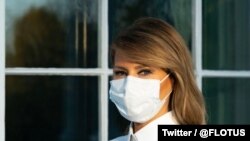 La primera dama de EE.UU., Melania Trump, posa con una mascarilla en una imagen que ella misma compartió a través de las redes sociales. [Foto: Twitter / @FLOTUS]