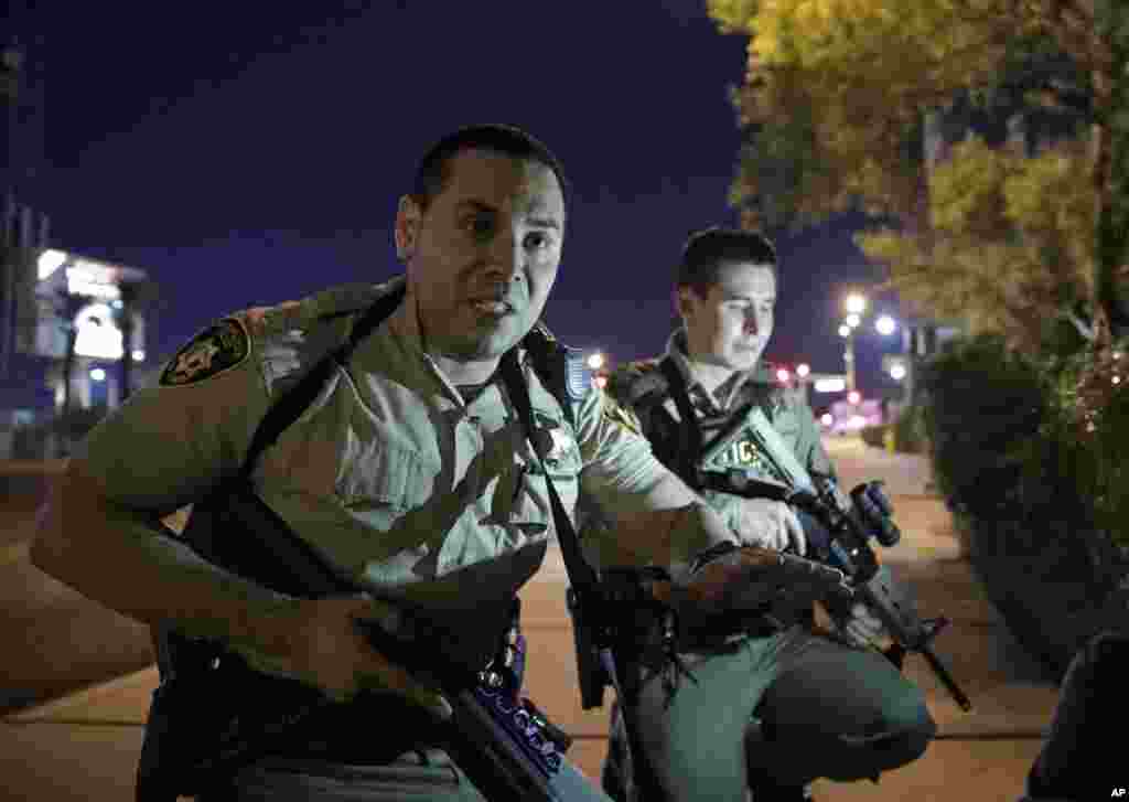 La police demande aux spectateurs de quitter la salle après la fusillade lors d'un festival de musique, à Las Vegas, le 1er octobre 2017.
