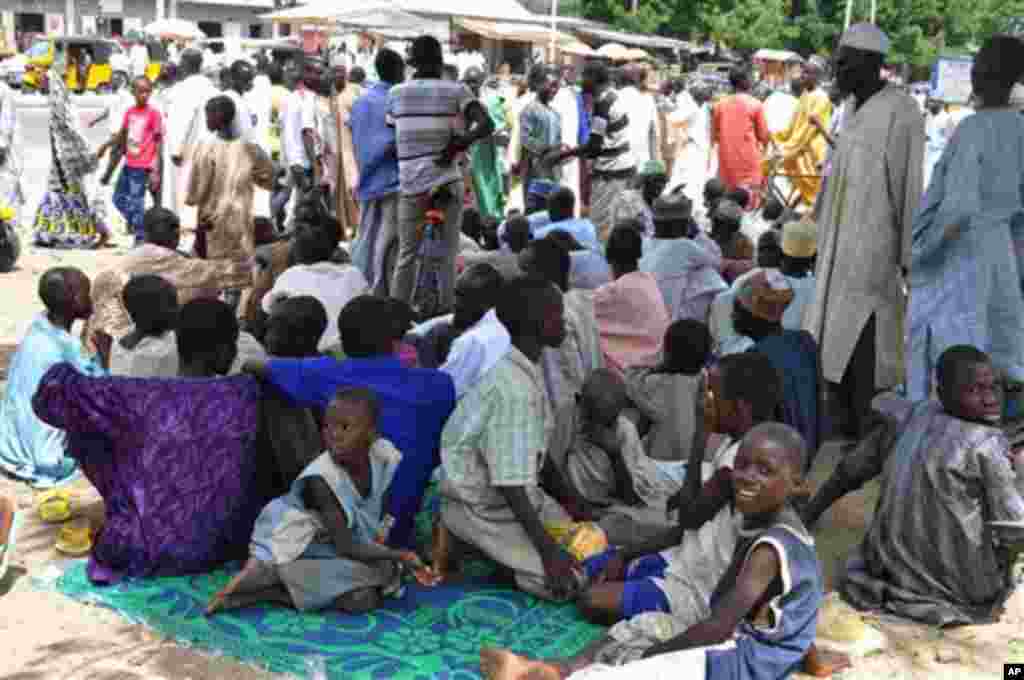 Al'umar jahar Borno wadanda suka samu kawunansu, a cikin hakin ha'ula'i a sanadiyyar rikicin Boko Haram. Wadannan wasu da ga cikin wadan da suka bar gidajensu ne a wata makarantar sakandire da aka ware don taimaka musu. 3 ga Satumba na shekara 2014. 