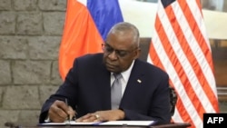 Міністр оборони США Ллойд Остін підписує Загальну угоду про безпеку військової інформації (GSOMIA) на Філіппінах, 18 листопада 2024. Фото: Міністерство оборони Філіппін/AFP