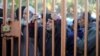 Personas aguardan tras la valla de una morgue, cerca de los cuerpos de palestinos muertos en ataques israelíes en Al-Mawasi, donde desplazados se refugian. EEUU ha dicho que respalda las acciones de Israel en la Franja de Gaza.