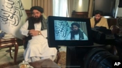 Menteri Luar Negeri di Kabinet baru Afghanistan yang dipimpin Taliban, Amir Khan Muttaqi berbicara selama wawancara dengan Associated Press di Kabul, Afghanistan, Minggu, 12 Desember 2021. (Foto: AP/Mohammed Shoaib Amin)