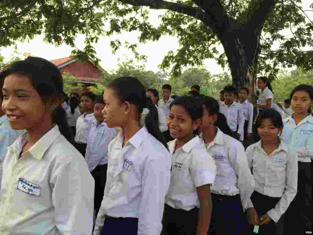 Cambodian girls at Hun Sen's Prasat Bakong High School where U.S First Lady Michelle Obama visited on Saturday March 21, 2015 in Siem Reap. (Phorn Bopha/VOA Khmer)