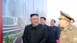 김정은(왼쪽) 북한 국무위원장이 지난해 3월 평양 시내 1만 세대 살림집 건설 기공식에 참석하고 있다.