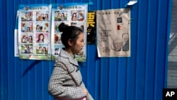 北京胡同里街邊牆壁上貼著反間諜圖片。 （資料照）