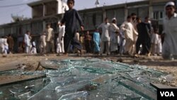 Warga menonton lokasi ledakan bom di provinsi Laghman, Afghanistan (11/6).
