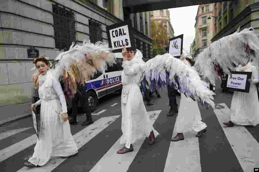 Des femmes vêtues en anges manifestent à la place de la République, à Paris, dans le cadre d'un rassemblement symbolique et pacifique appelée par l'ONG Avaaz "Paris se prépare pour le climat", 29 novembre 2015. 