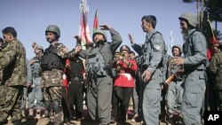 Forças de segurança afegãs durante a cerimónia de transferência de poderes em Qalay-e-Naw, na província de Badghis , a Oeste de Kabul.