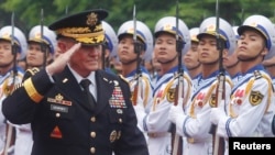 美軍參謀長聯席會議主席鄧普西上將8月14日抵達越南河內訪問 (路透社)