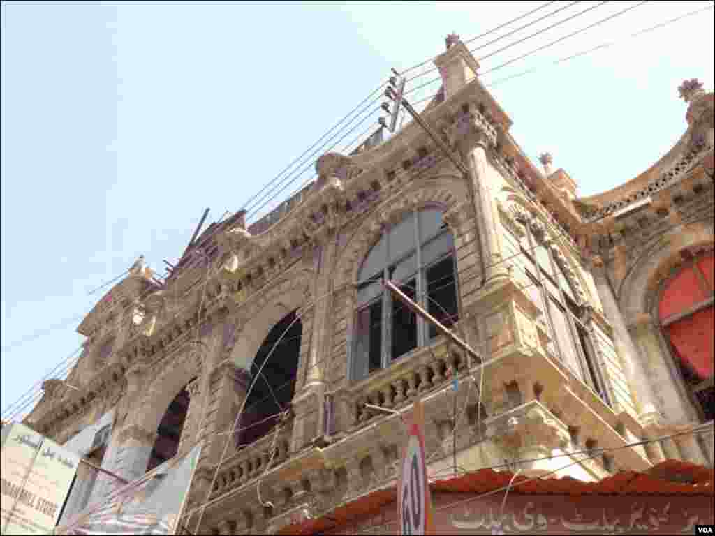 برصغیر دور سے قبل قائم کی گئی یہ عمارتیں لگ بھگ ڈیڑھ سو سال پرانی ہیں
