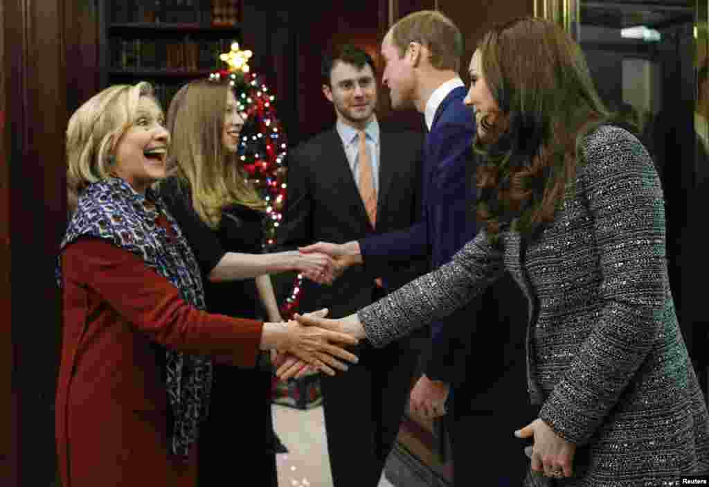 Shahzoda Uilyam va malika Katerina Bill Klinton boshqaruvchi jamg'armada, Nyu-York, 8-dekabr, 2014. Suratda ular sobiq Davlat kotibasi Xillari Klinton, qizi Chelsi Klinton va kuyovi Mark Mezvinsk bilan.