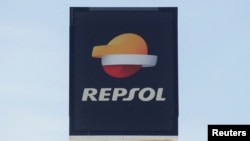 ARCHIVO - El logo de Repsol se ve cerca de una estación de combustible en Málaga, España, el 24 de abril de 2024.
