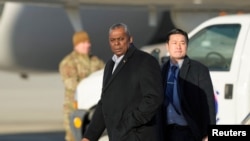 El secretario de Defensa de EEUU, Lloyd Austin, a su llegada a la Base Aérea de Osan en Corea del Sur, el 30 de enero de 2023.