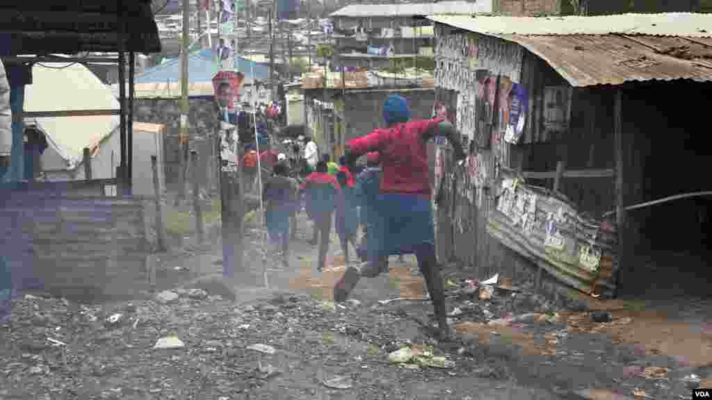 Les manifestant essayent de fuir les forces de sécurité kényanes lors d'une manifestation à Mathare, le 9 août 2017.