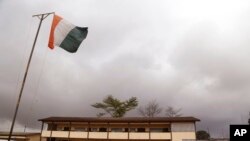 Un drapeau de la Côte d'Ivoire devant une salle de vote à Abidjan, le 25 octobre 2015.