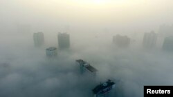Gedung-gedung tampak diselimuti kabut di Xiangyang, provinsi Hubei, China, 31 Desember 2016 (foto: REUTERS/Stringer)