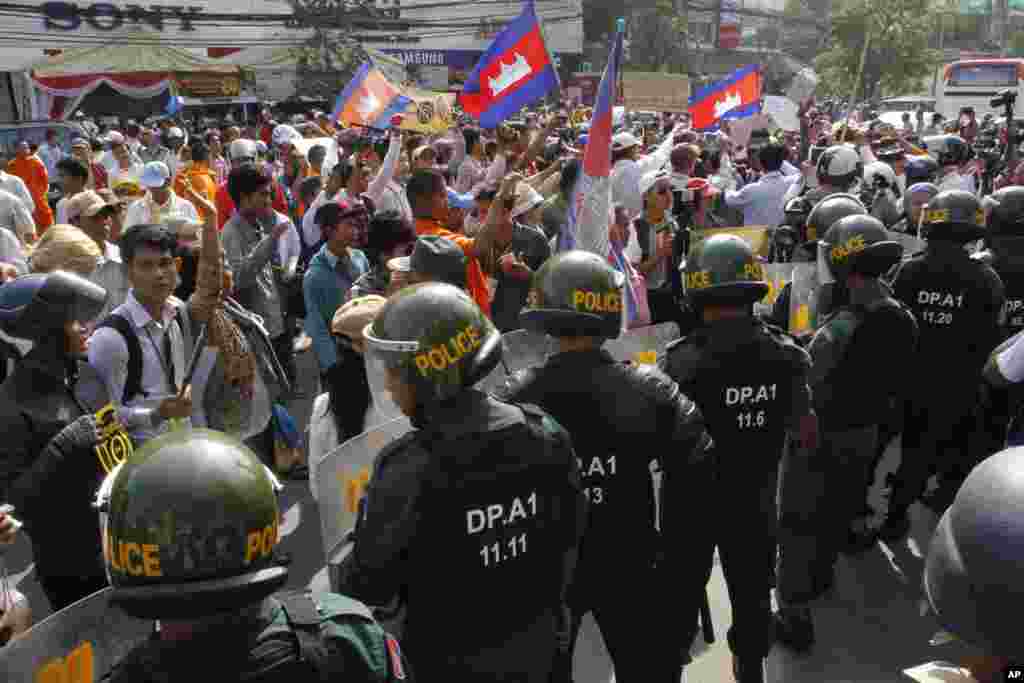 Riot police officers block protesters led by human rights defender Mam Sonando, who are demanding the government allow him to open a new television channel in Phnom Penh, Jan. 27, 2014.