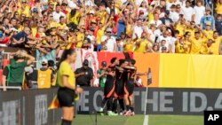 Entre los jugadores destacados están Luis Díaz, James Rodríguez, Luis Sinisterra, y otros que juegan en ligas importantes como la Premier League y la Liga Sudamericana.