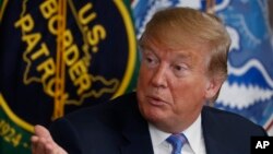 ARSIP - Presiden Donald Trump, ikut serta dalam pertemuan meja bundar terkait imigrasi dan keamanan perbatasan di Kantor Patroli Perbatasan AS Calexico, California, 5 April 2019 (foto: AP Photo/Jacquelyn Martin)