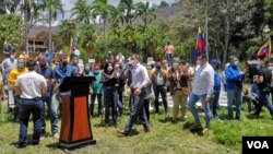 Juan Guaidó, uno de los líderes de la oposición reconocido por decenas de países como presidente interino de Venezuela, llega a una rueda de prensa en Caracas, el 21 de abril de 2021. [Foto: VOA/Adriana Núñez Rabascal]