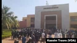 Une foule assemblée devant la Cour d'appel de Bamako, novembre 2019 (photo d'archives).