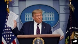 Presiden Donald Trump dalam konferensi pers di Gedung Putih, Washington DC, 30 Juli 2020. (Foto: AP)